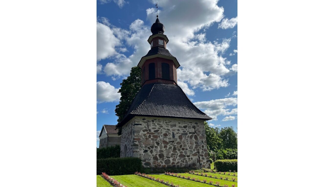 Perniön Pyhän Laurin kirkon kellotapuli 