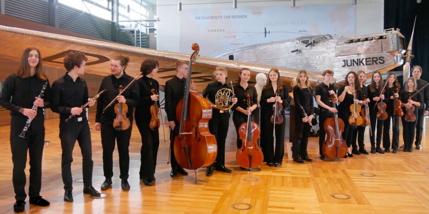 Nuoria soittajia soittimiensa kanssa rivissä