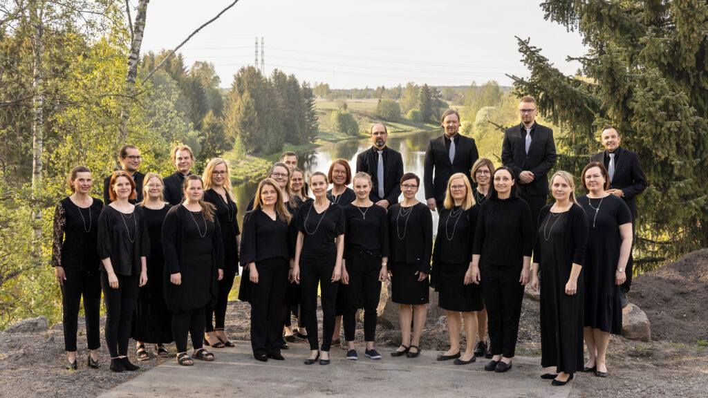 Kuoron laulajat luonnon helmassa