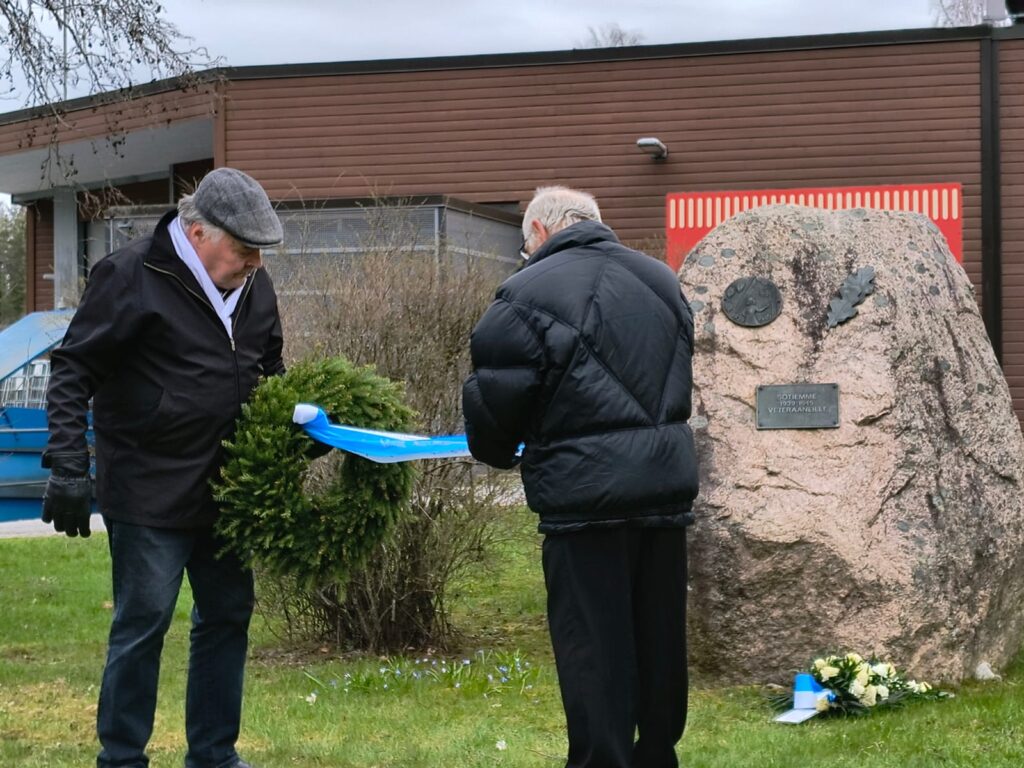 Suomusjärven veteraanikivellä seppeleenlasku