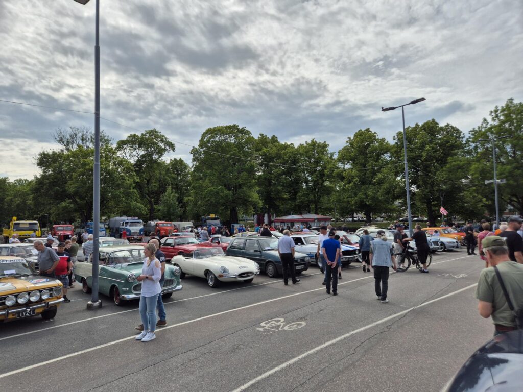 Ajoneuvot Salon torilla