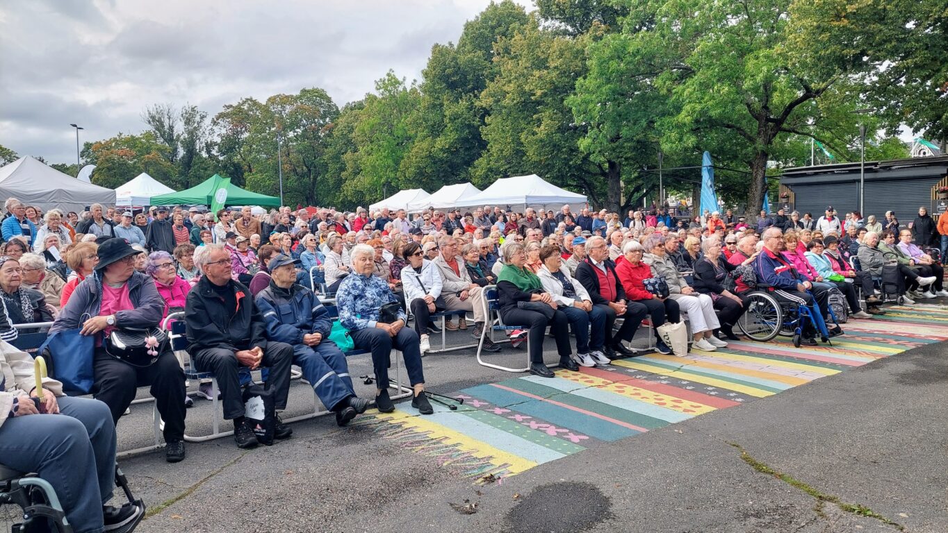 Ihmisiä yleisössä seniorimessut