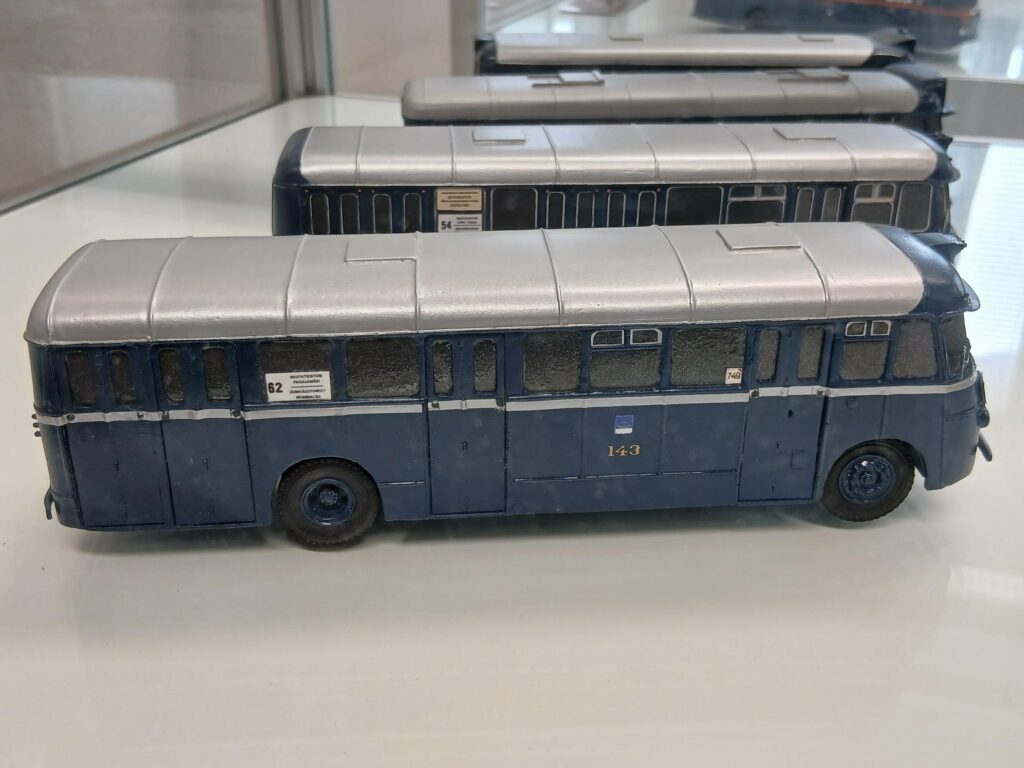 Sininen pienoisbussi pöydällä