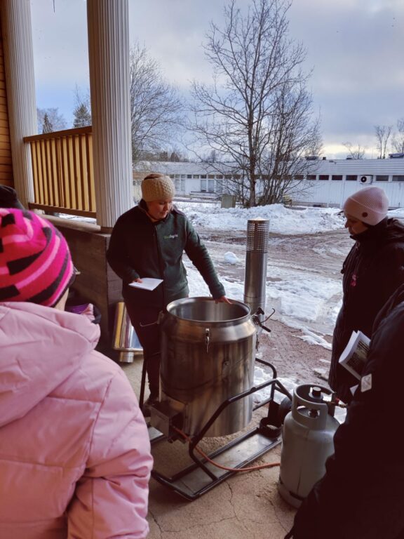 ihminen esittelemässä kenttäkeitin