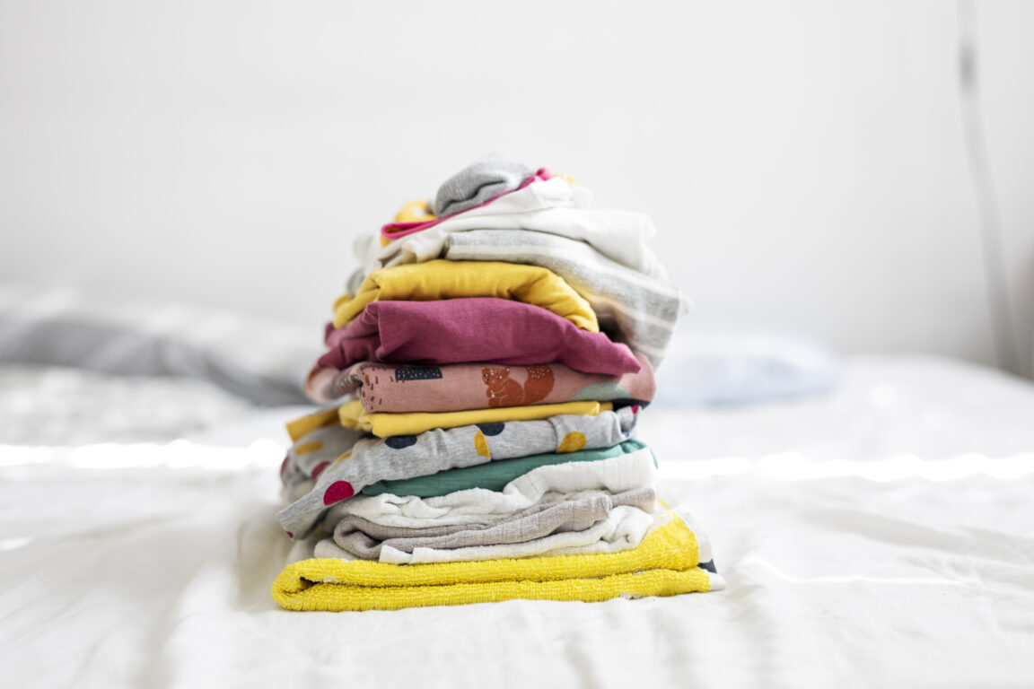 Pino puhtaita pyykkejä sängyllä