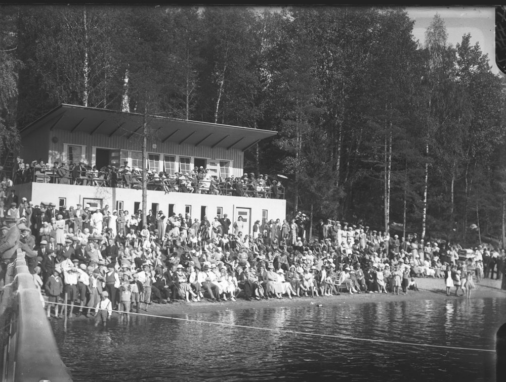 Uimalan katsomorakennus ja yleisöä Salon Vuohensaaressa ehkä joskus 1950-luvulla.