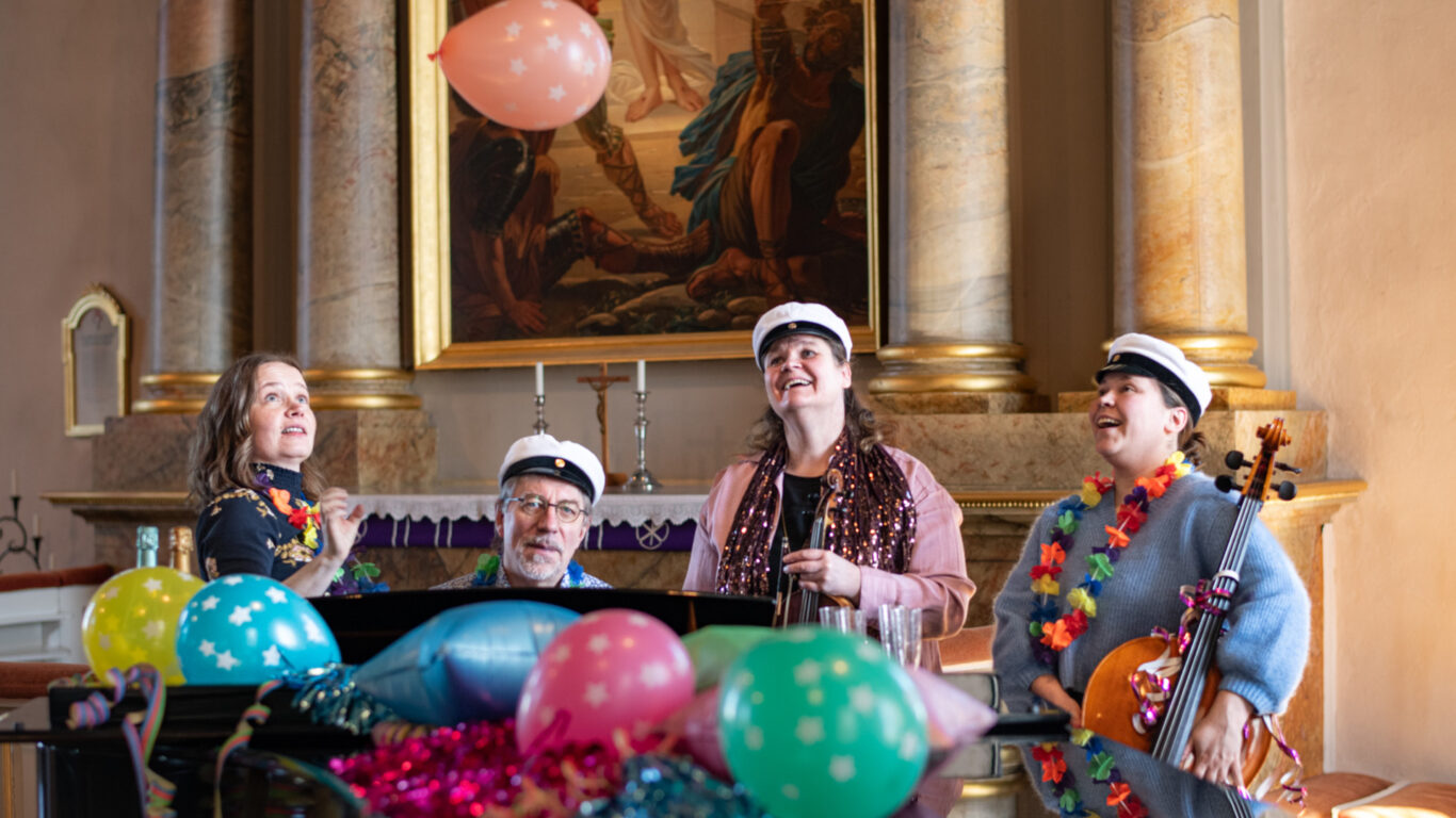 esiintyjät Uskelan flyygelin äärellä 