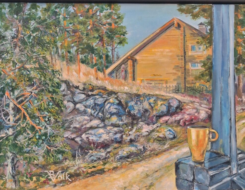 Maalaus, jossa metsää, talon päätyseinä, kahvikuppi