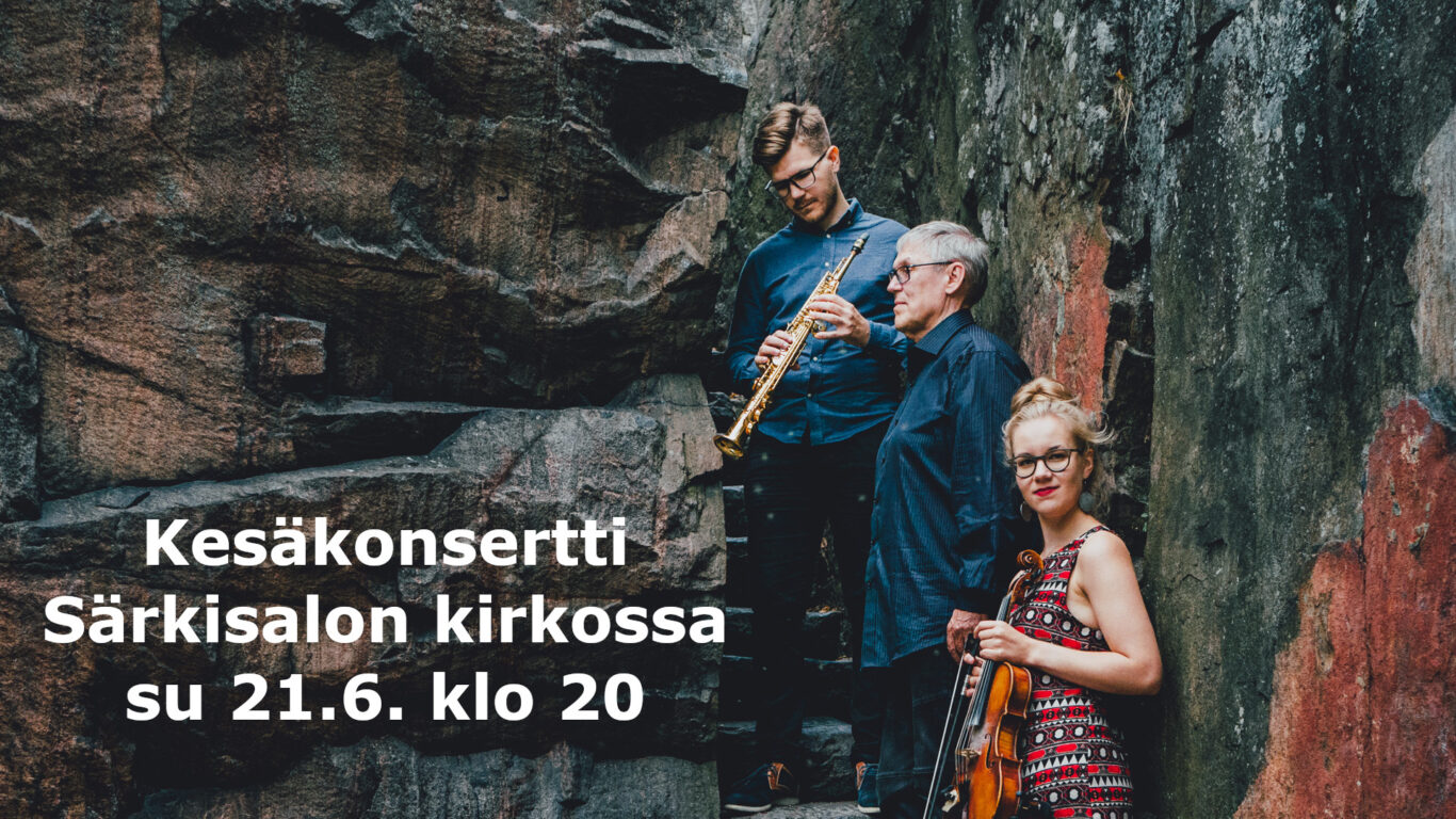 Kolme esiintyjää, kallionlohkareen edessä