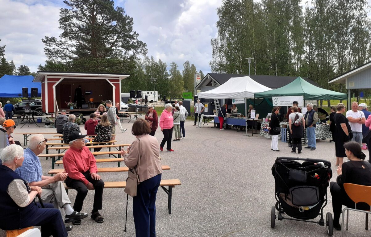 Ihmisiä Kisko-päivää viettämässä Kiskolan pihalla