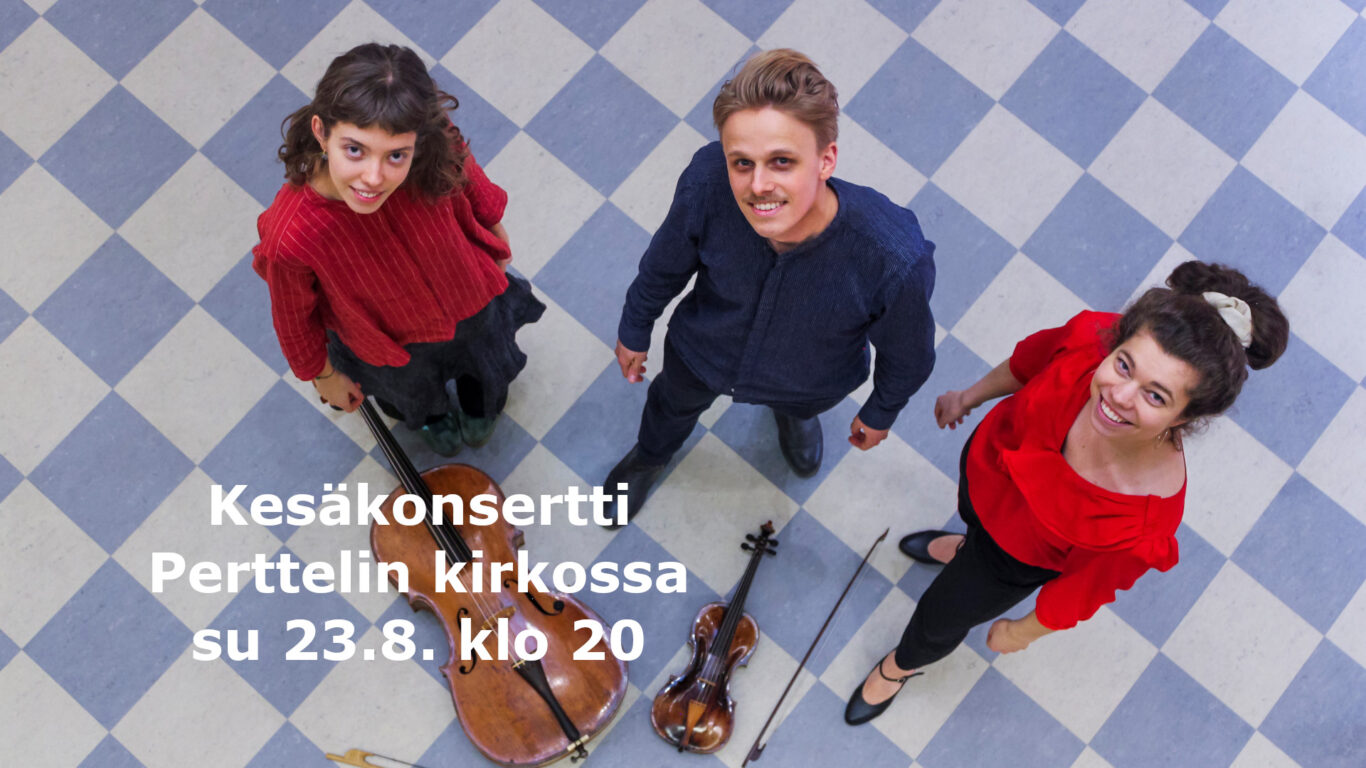 Kolme soittajaa ylhäältä kuvattuna, ruudullinen lattia, sello ja viulu lattialla