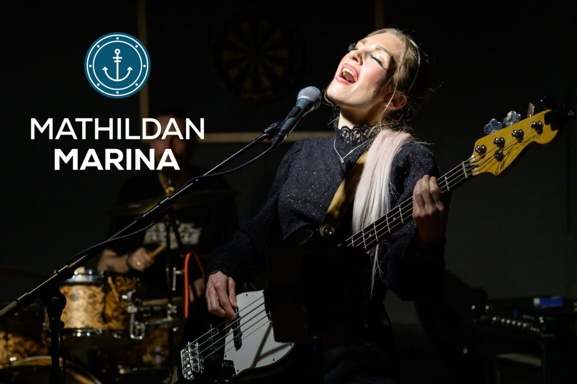 Sanna Jäänvirta laulaa mikrofoniin 