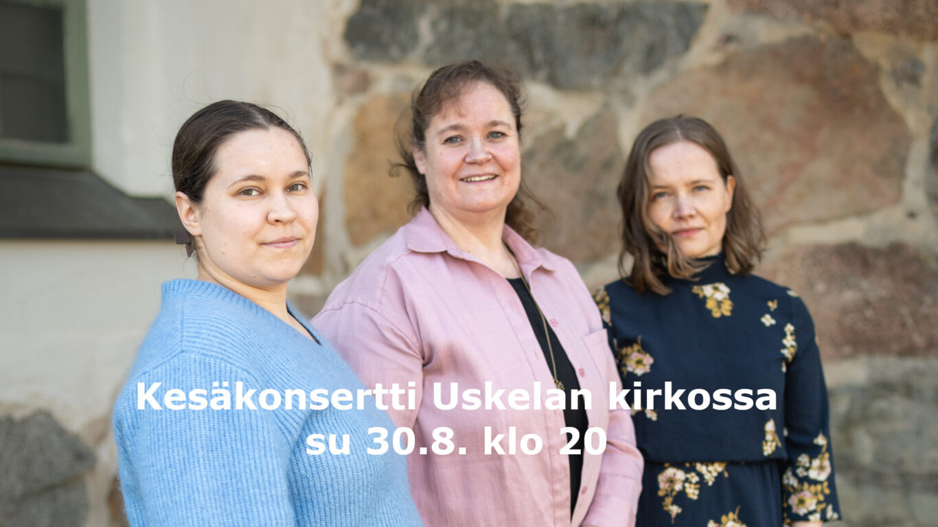 Kolme esiintyjää Uskelan kiviseinän edessä