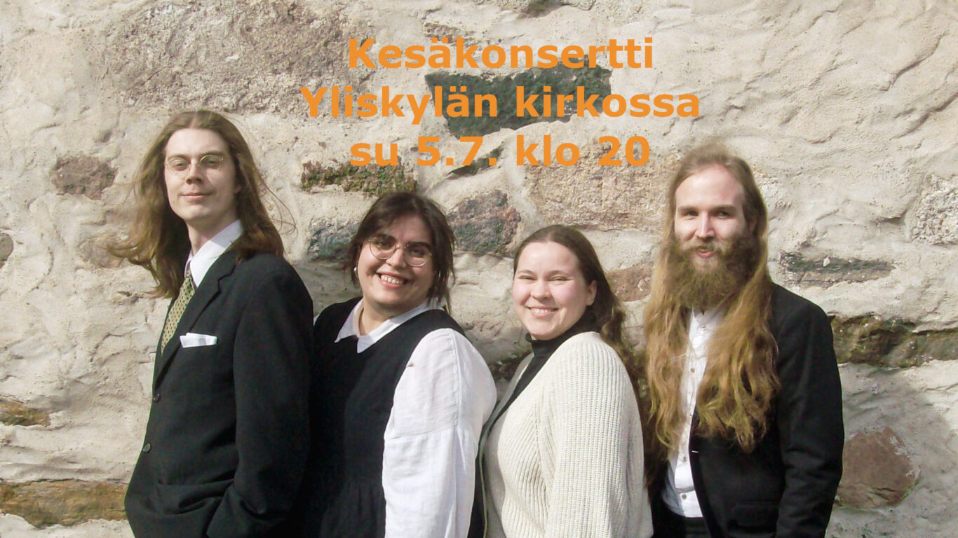Neljä esiintyjää kirkon kiviseinän edessä