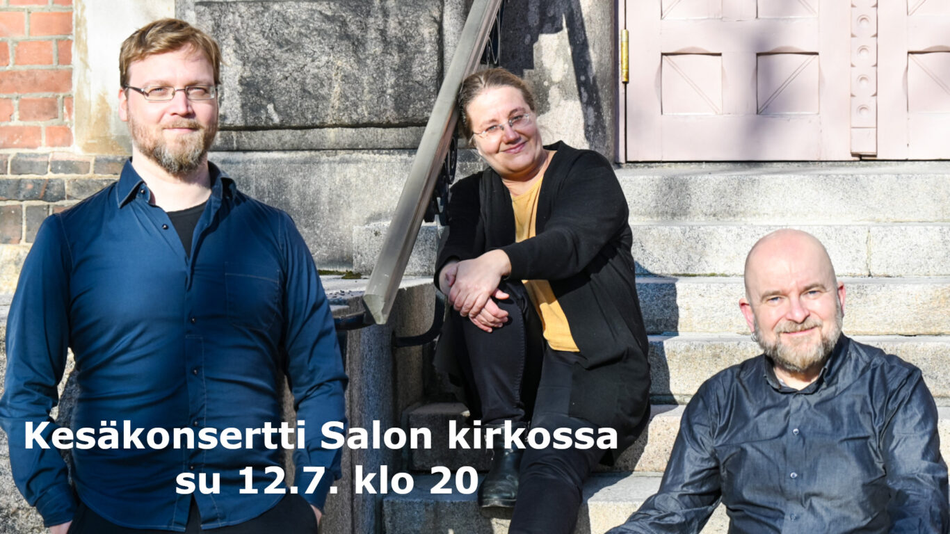 esiintyjät kivisen kirkon rappusilla