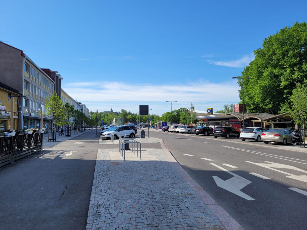 Kaupungin katu kesällä aamuauringossa.