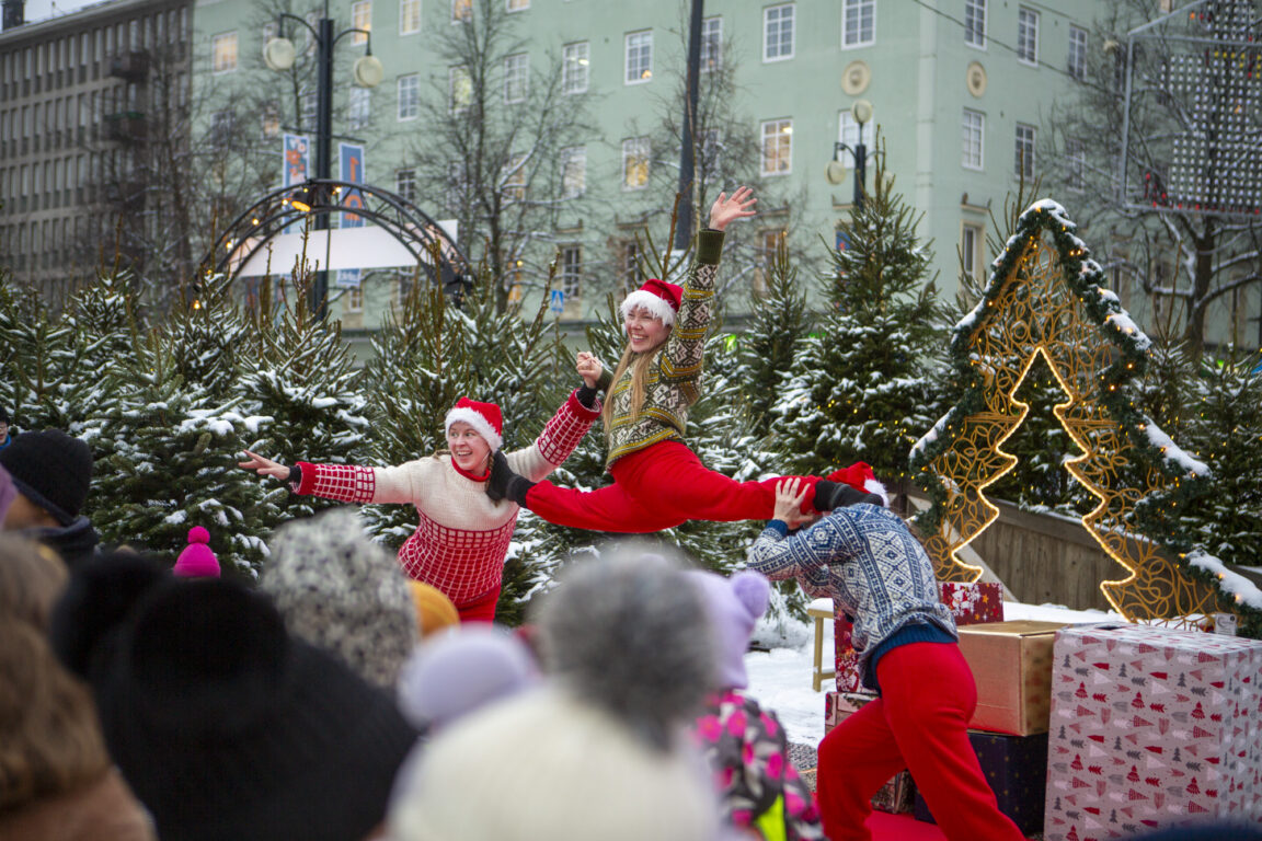 Pakettipaniikki-esityskuva ulkoesityksestä.