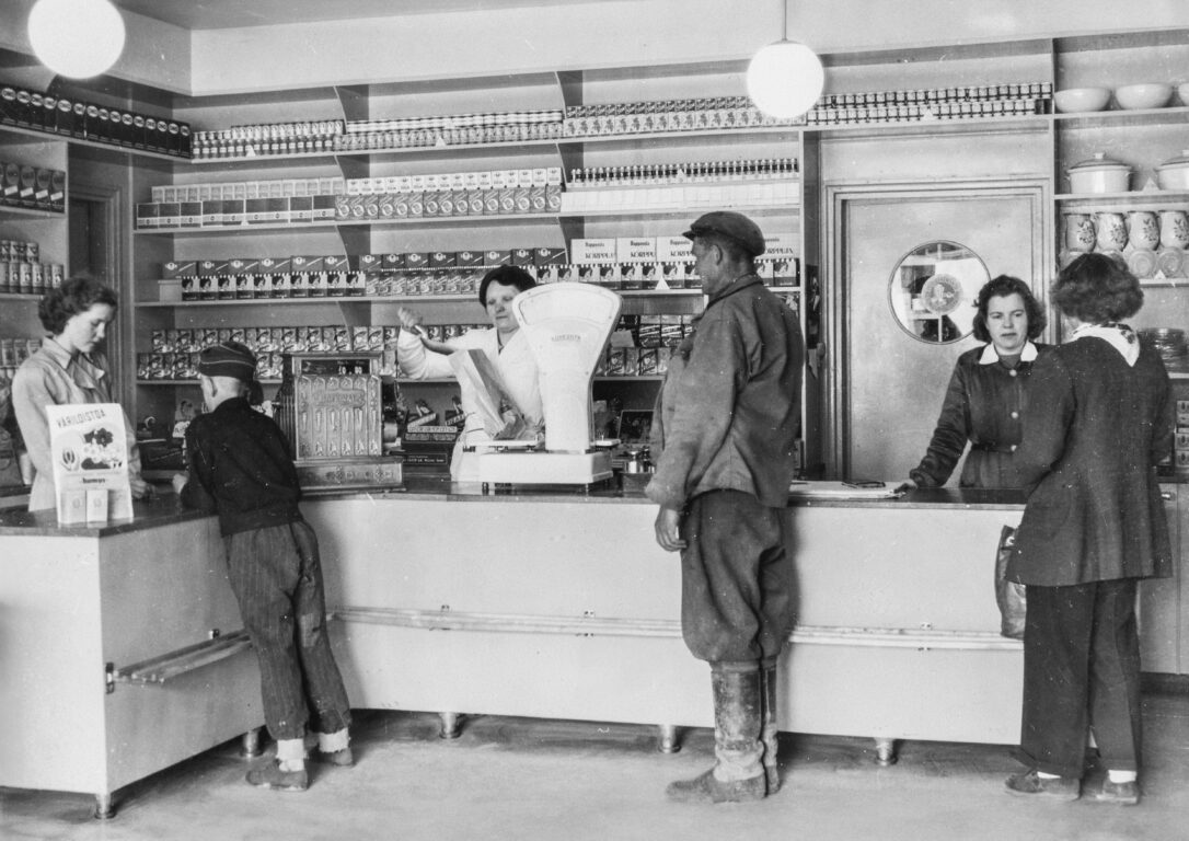 Kaupankäyntiä Salon Seudun Osuuskaupassa 1951, kaupan Halikon aseman myymälässä.