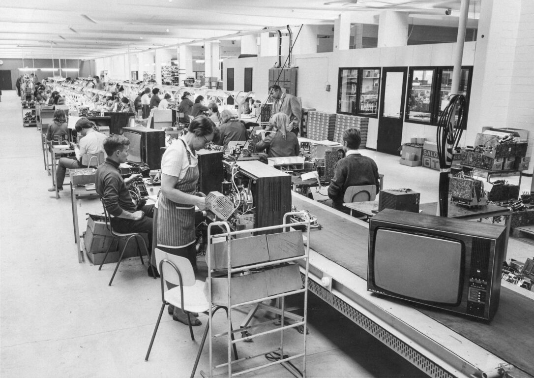 Salora Oy:n televisiotyöntekijät työssään vuonna1969 Salorankadulla.