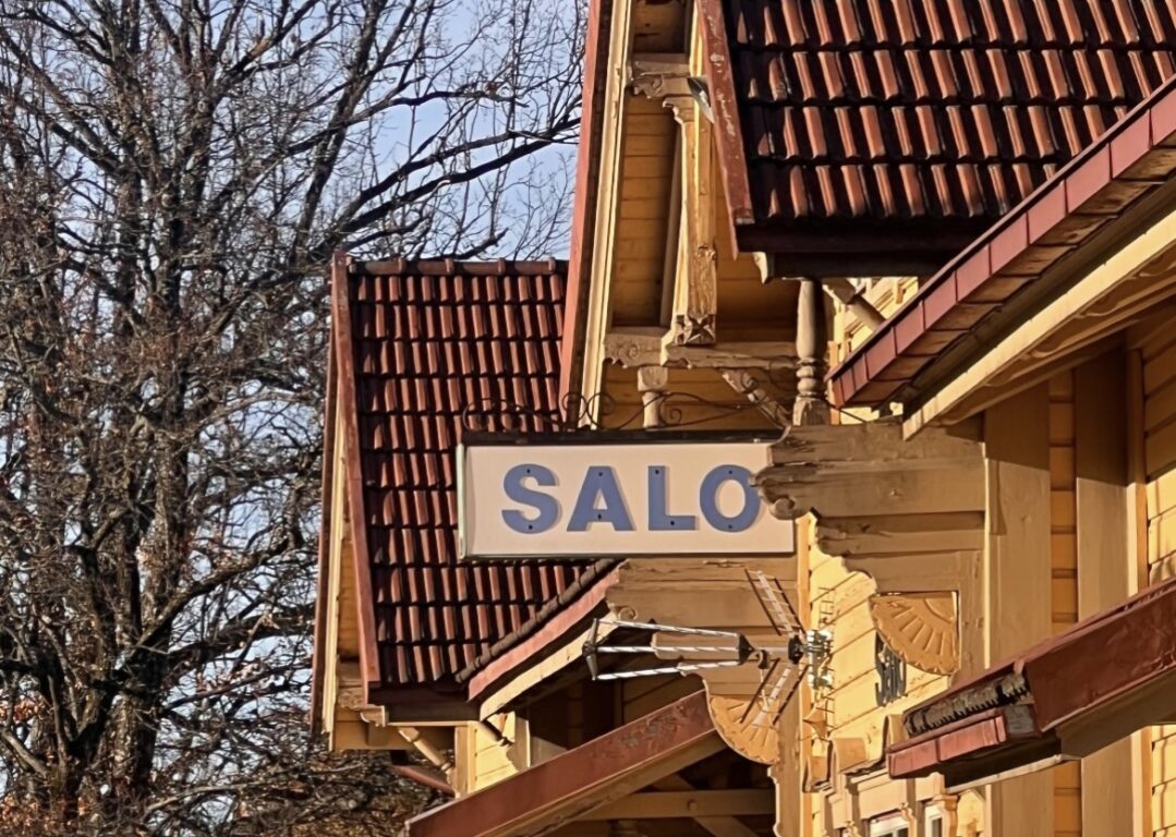 Syksyinen kuva rautatieasemasta. Kyltissä teksti Salo. 