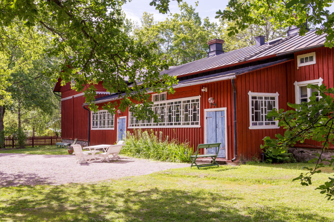 Museo sijaitsee 1800-luvun puolivälissä valmistuneessa Joensuun kartanon väentuvassa. Rakennuksessa toimi Salo-Uskelan ensimmäinen kansakoulu. 