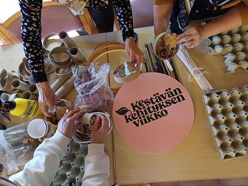 Hyönteishotellin tekoa kylätreffeillä osana Kestävän kehityksen viikkoa.