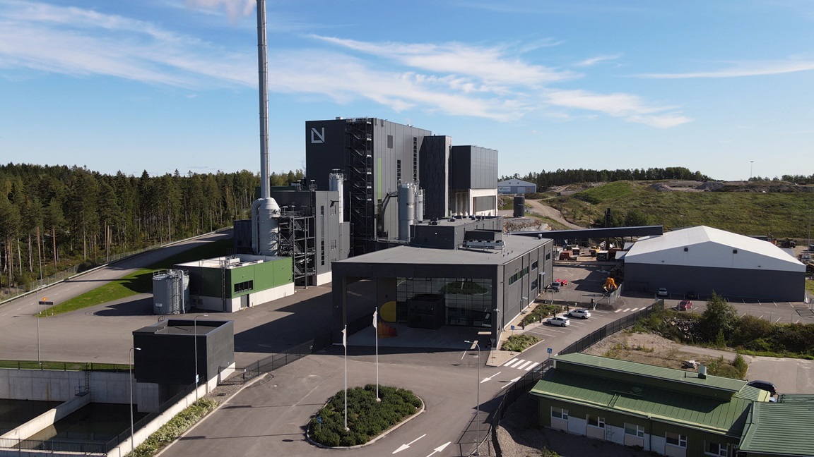 Ilmakuva LSJH:n vierailukeskus Hehkusta, Lounavoiman ekovoimalaitoksesta ja ympäröivästä alueesta.