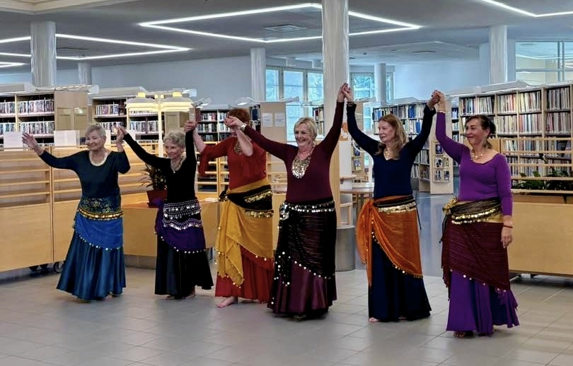 Itämaisen tanssin esiintyjät Salon pääkirjastossa