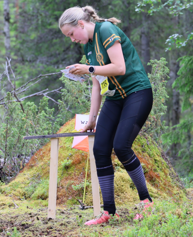 suunnistaja leimaa rastilla