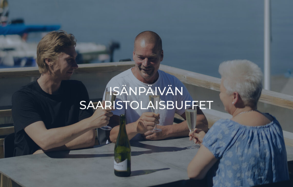 Kaksi miestä ja nainen istuvat merellisellä terassilla ja skolaavat samppanjalaseilla.