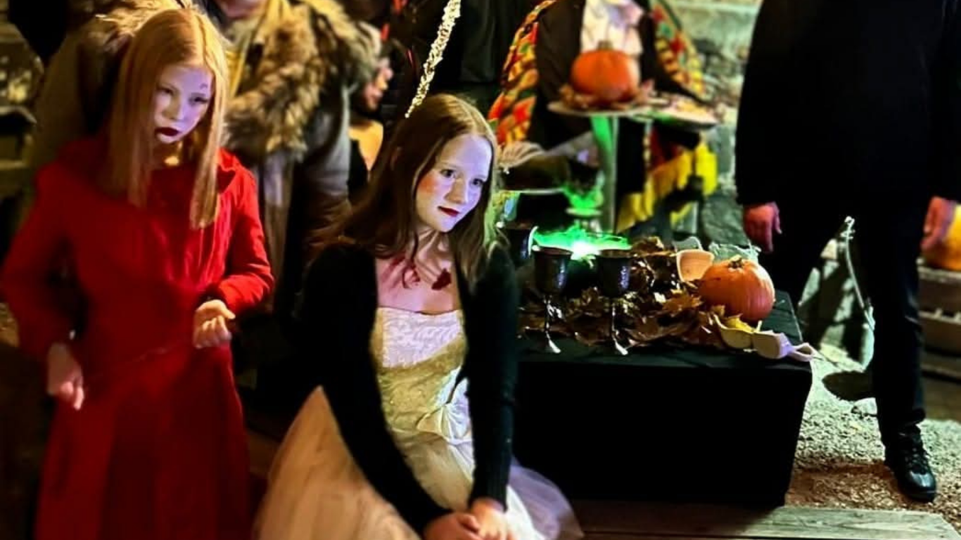 Zombieksi pukeutuineita ihmisiä Mathildedalin zombie-kulkueessa