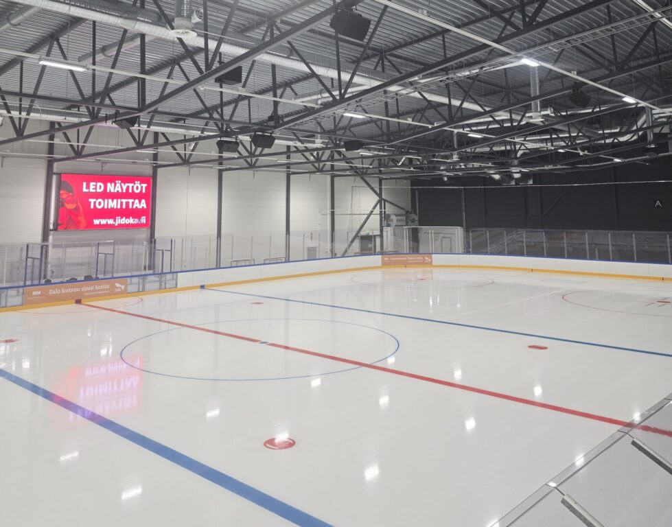 Kuvassa Salon uusi jäähalli katsomosta kuvattuna.